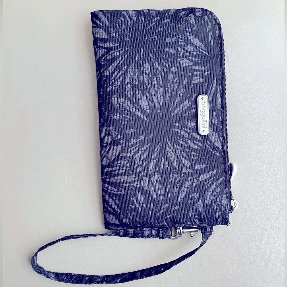 Baggallini Black Wristlet with Light Gray Interior